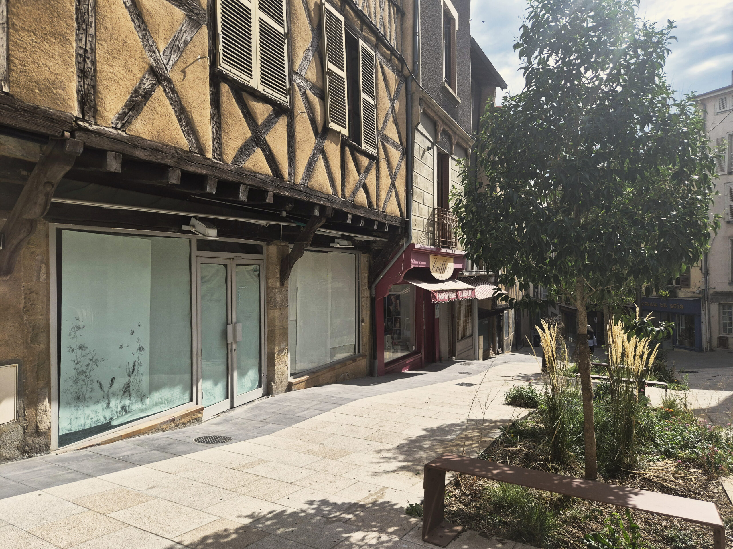 À LOUER – LOCAL COMMERCIAL À THIERS / REF5067