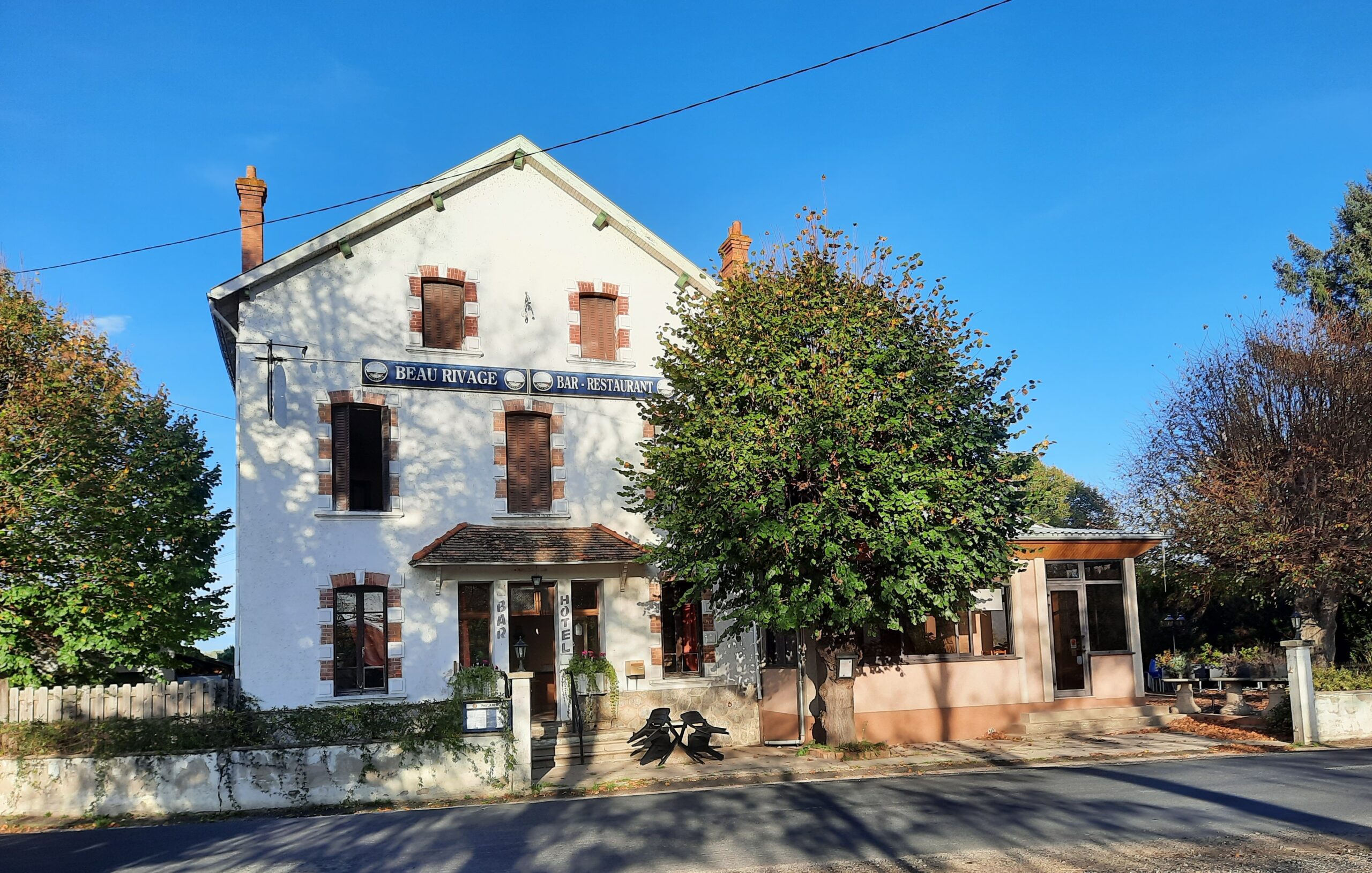 Bar – Restaurant – Chambres d&rsquo;hôtes à Puy Guillaume / REF5049