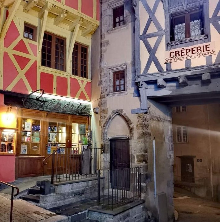 À VENDRE – FONDS DE COMMERCE CRÊPERIE – THIERS CENTRE HISTORIQUE / REF4342